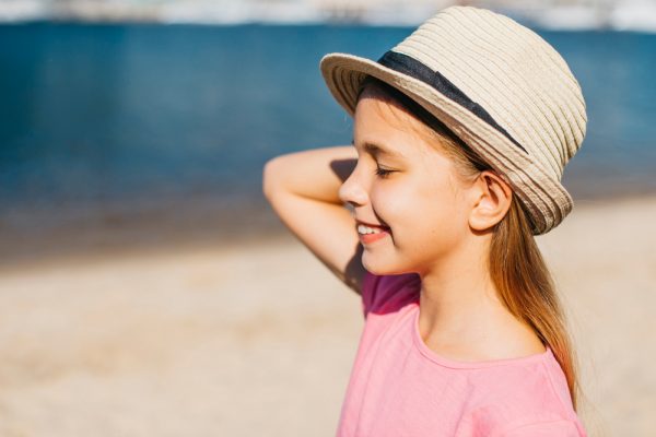 Czapka z filtrem UV – dlaczego zwykły bejsbolówka to za mało? Przewodnik po ochronie głowy